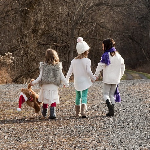 三個女生走在路上 - 放慢生活步調 - 中英物語 ChToEn