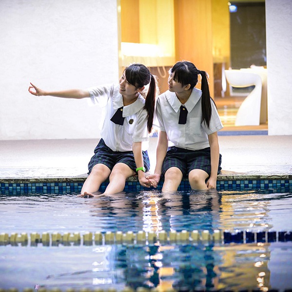 兩個女學生在泳池邊 - 台灣國語 - 中英物語 ChToEn