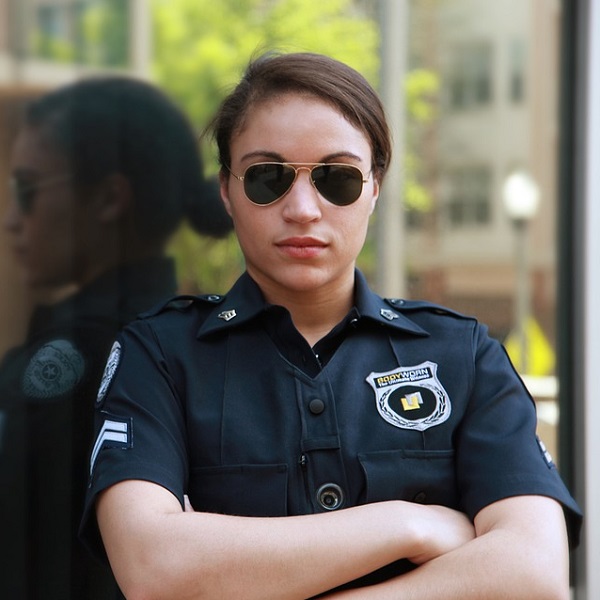 女警察 - 緊迫盯人 - 中英物語 ChToEn