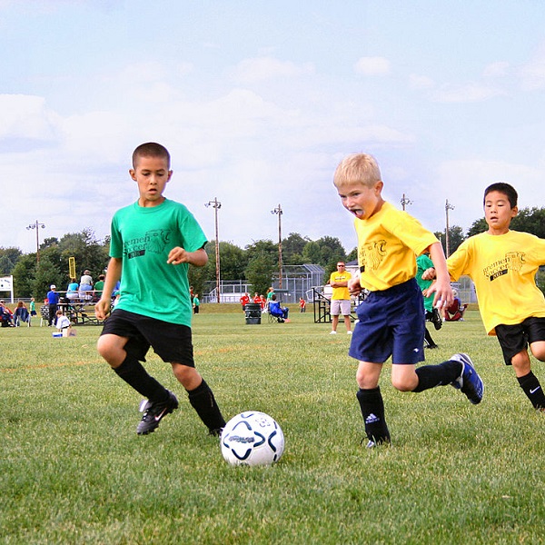 小孩踢足球 - 任何人都能來拿 - 中英物語 ChToEn