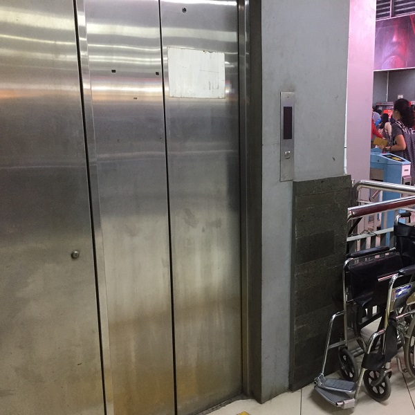 維修中的電梯 - 保養中 - 中英物語 ChToEn