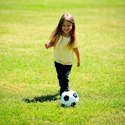 踢足球的小女孩 - 朝氣 - 中英物語 ChToEn