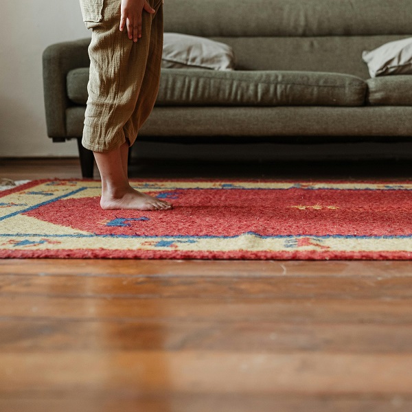 泥土踩在地毯的英文怎麼說？