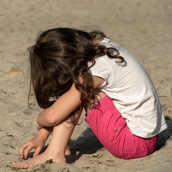 坐在海灘上的小女孩 - 孤立 - 中英物語 ChToEn