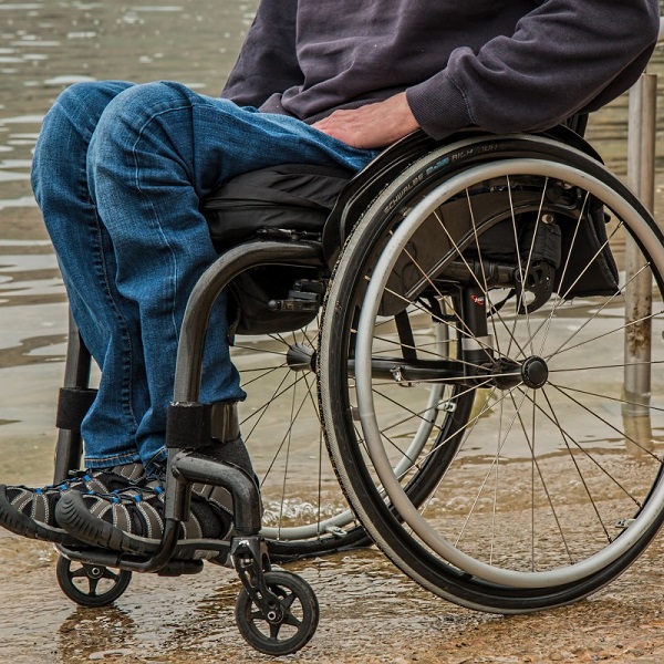 坐輪椅的人 - 殘障 - 中英物語 ChToEn