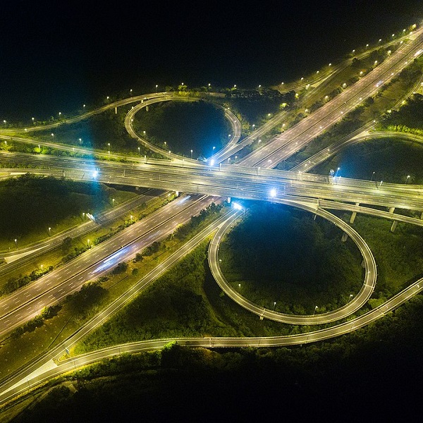 夜晚的高速公路 - 夜光 - 中英物語 ChToEn