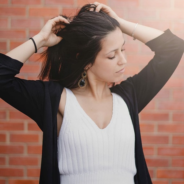 撥弄頭髮的女生 - 撥弄頭髮 - 中英物語 ChToEn 撥弄頭髮的女生 - 撥弄頭髮 - 中英物語 ChToEn