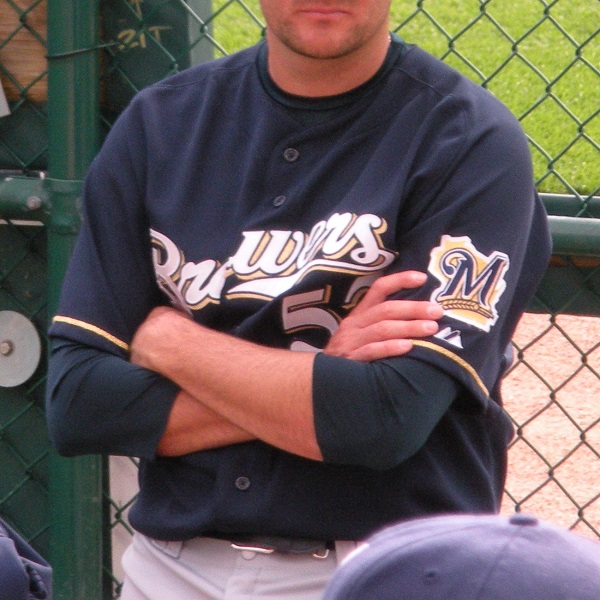 雙手抱胸的英文怎麼說？